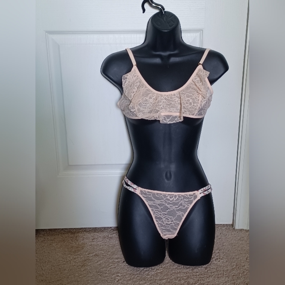 Sam Edelman Lace Ruffled Wireless Bralette & Panties With Flower Accent- Sz L